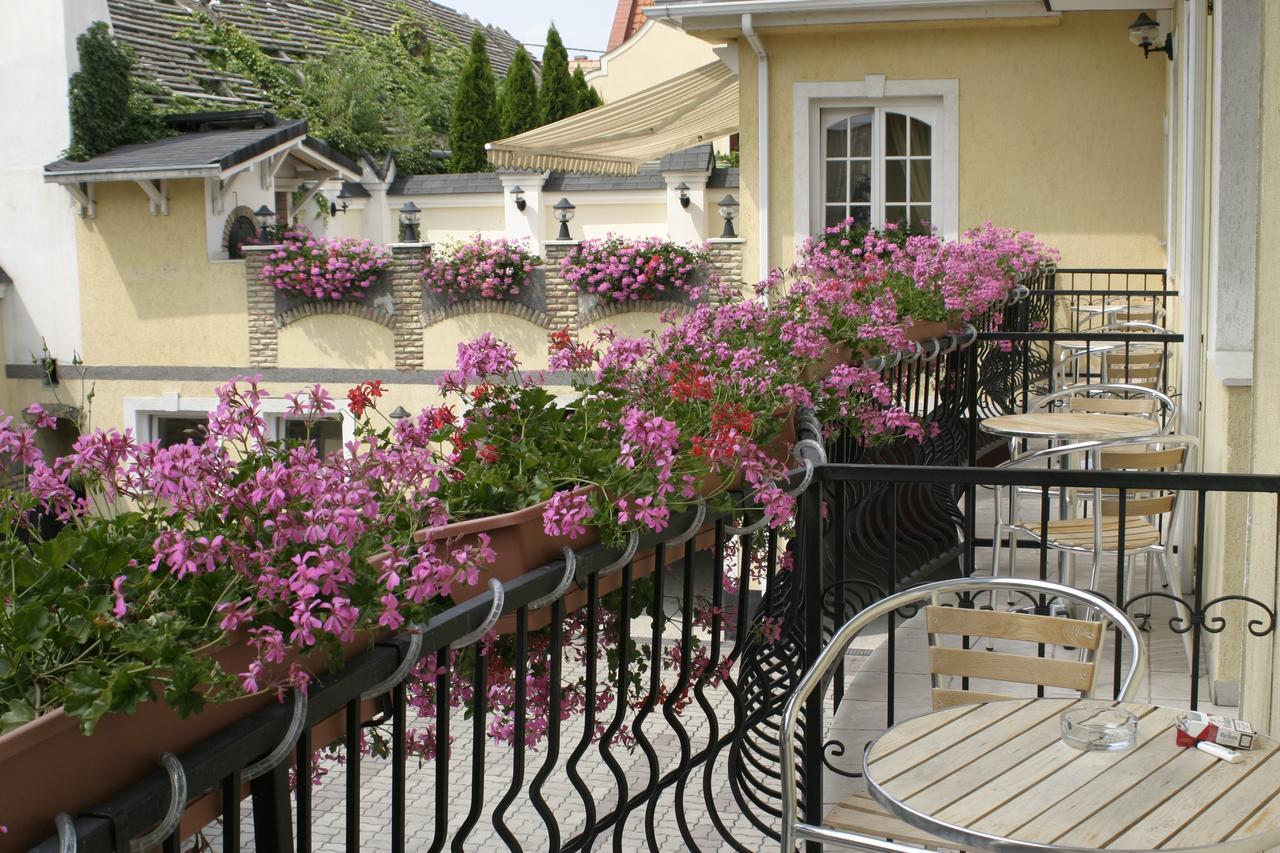 Bed and Breakfast Relax Panzio Дьёр Экстерьер фото